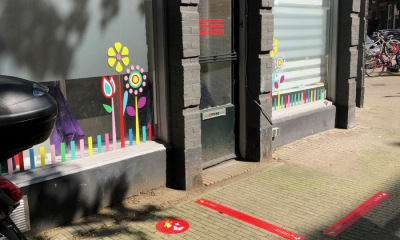 15 filialen van Curious Kids, Amsterdam voorzien van safety stickers