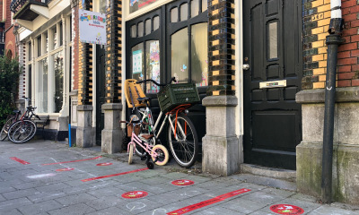 15 filialen van Curious Kids, Amsterdam voorzien van safety stickers