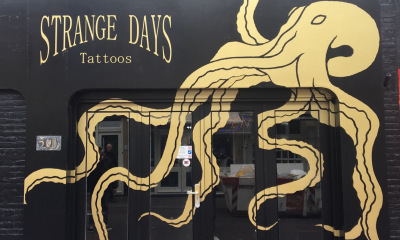 Pandbelettering Strange Days Tattoo Zandvoort